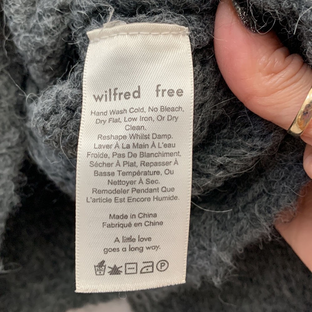 ❗️SOLD❗️Wilfred Free Lolan Sweater - Picture 6 of 8